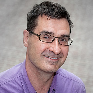 dr. Erik Hout