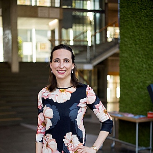 drs. Simona Karbouniaris