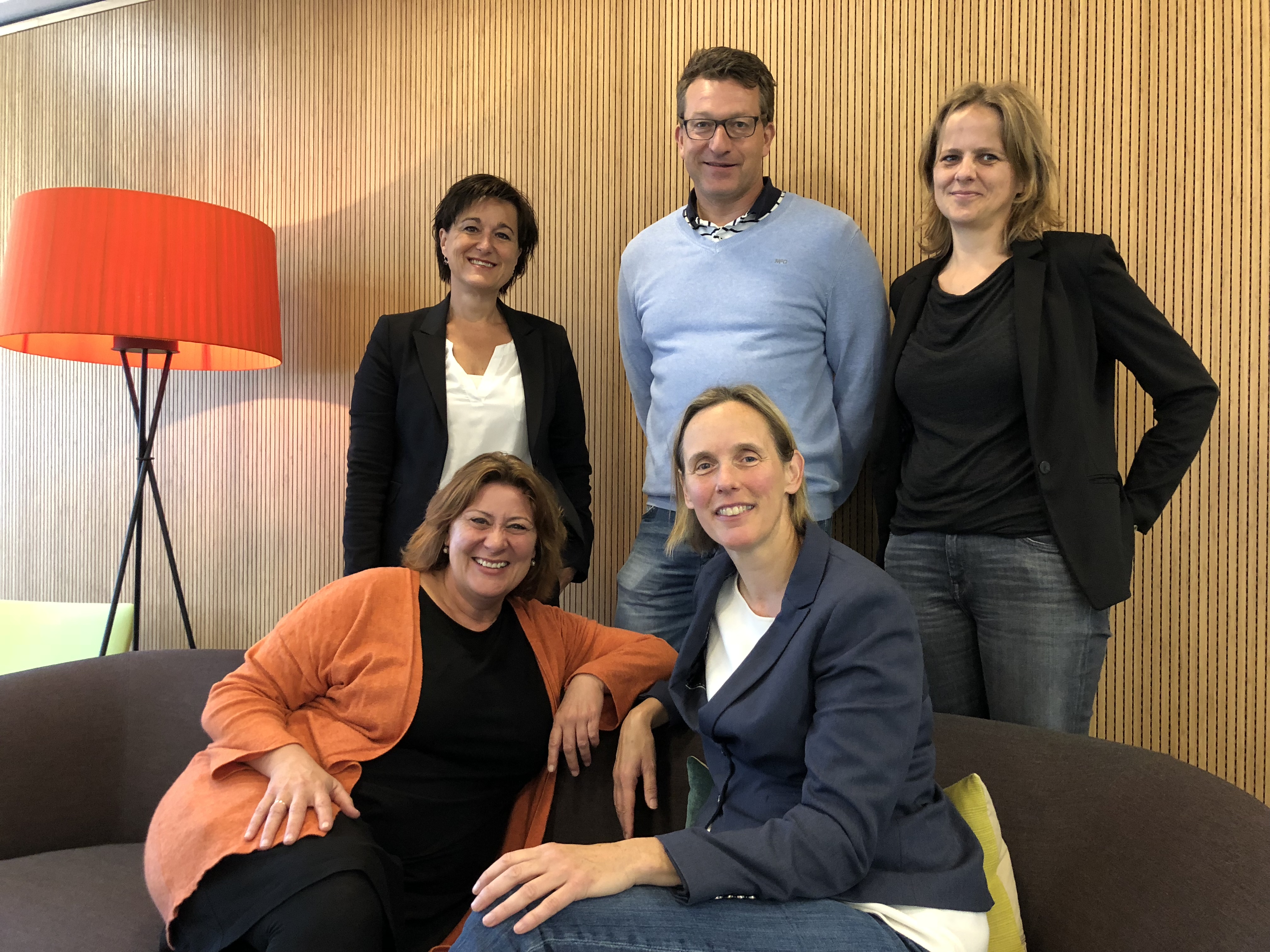 Met de klok mee vanaf linksboven: Petra Sterken, Roderick Jansen, Edith Frederiks, Hedda van 't Land en Marjet van Baggum.